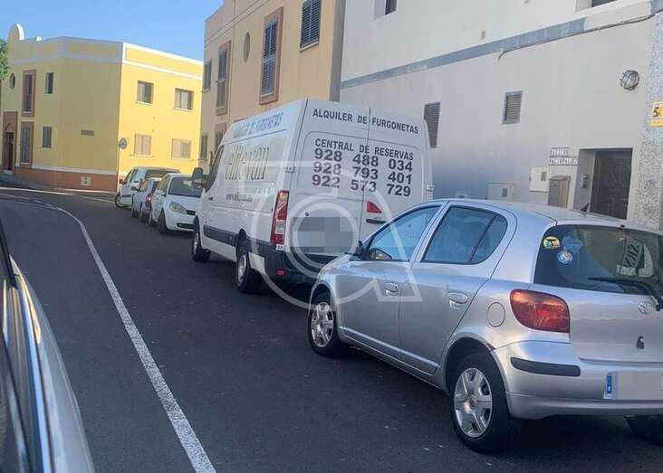 Coches aparcados indebidamente en la calle de Obispo Codina/TA.